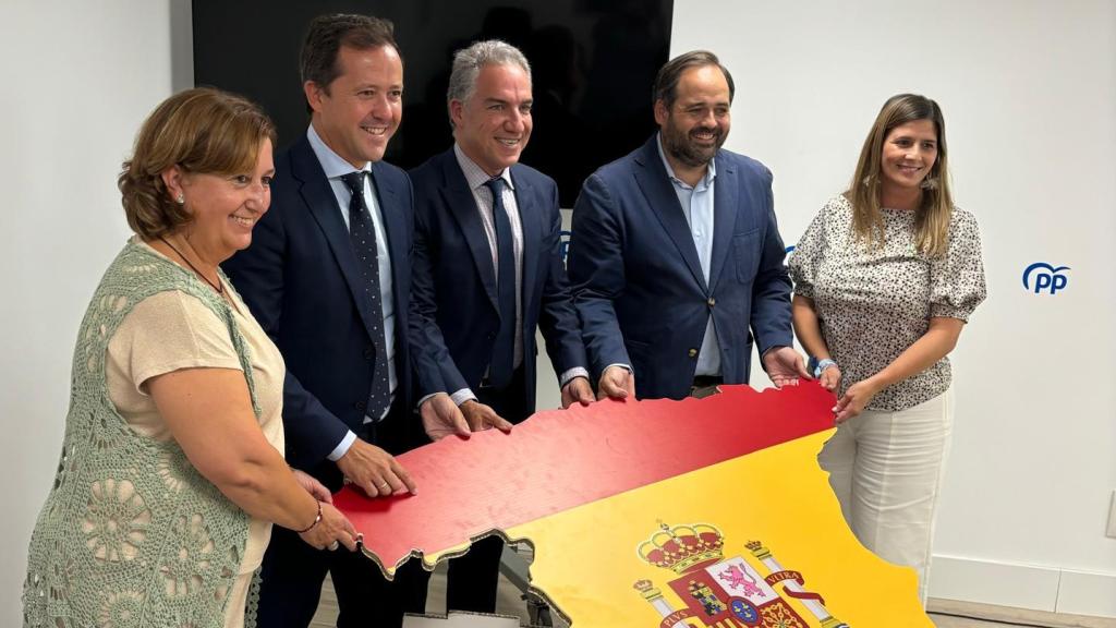 Elías Bendodo, coordinador autonómico y local del PP, y Paco Núñez, barón castellano-manchego, este miércoles en Toledo.