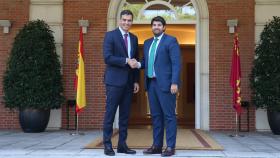 El presidente de la Región de Murcia, Fernando López Miras, en una imagen de archivo, recibido en el Palacio de la Moncloa por el presidente del Gobierno de España, Pedro Sánchez.