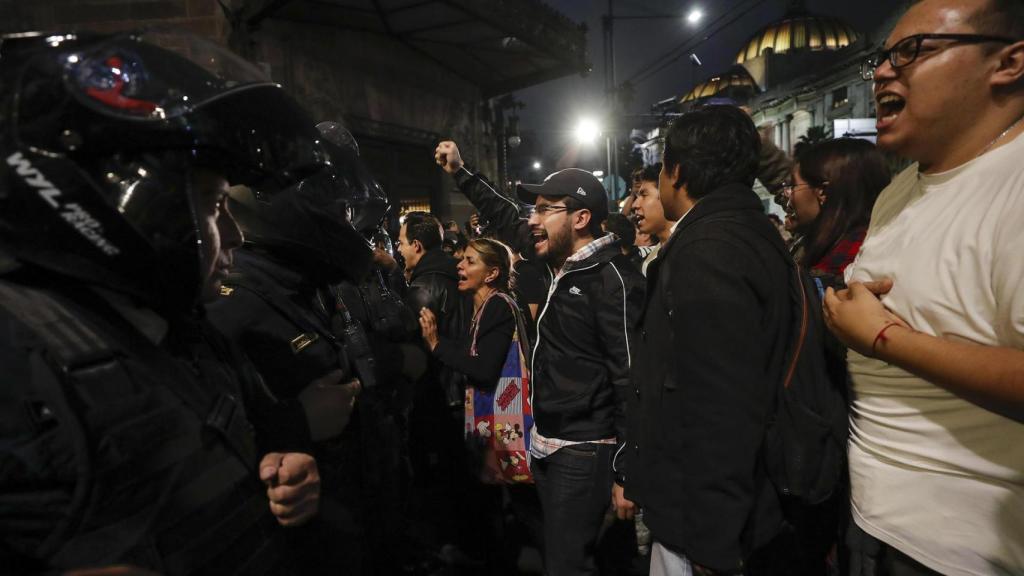 Manifestantes en contra reforma judicial intentan ingresar a la sede alterna del Senado de México.