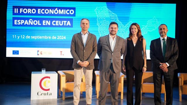 De izquierda a derecha; Carlos Martínez, director global de Soluciones y Servicios de Inteligencia Artificial y Big Data de Telefónica Tech; Arturo Criado, subdirector de EL ESPAÑOL-Invertia; Alicia Richart, directora general de Afiniti en España y Portugal y Domingo Cardona, director de la Unidad de Negocio Digital Evolution de Var Group España.