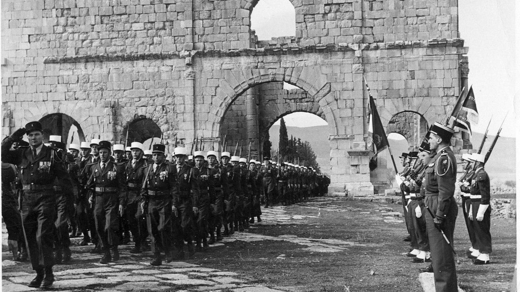 Legión extranjera francesa desfilando en unas ruinas romanas de Argelia en 1958.