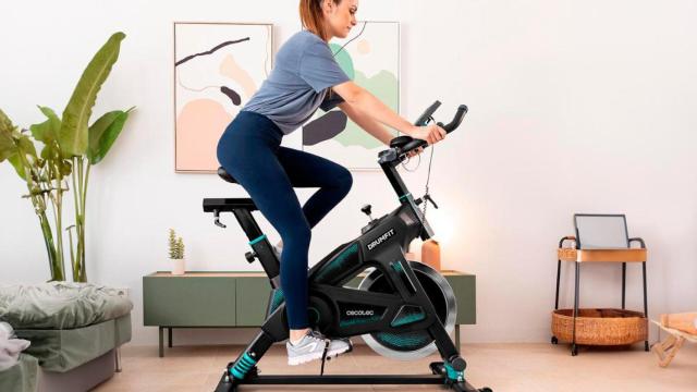 Cecotec tiene la solución para hacer deporte en casa: esta es la bicicleta de spinning  con ruedas que cabe en cualquier lugar