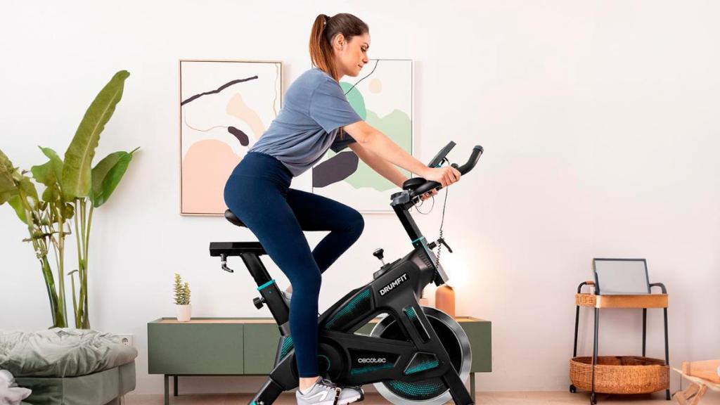 Cecotec tiene la solución para hacer deporte en casa: esta es la bicicleta de spinning  con ruedas que cabe en cualquier lugar