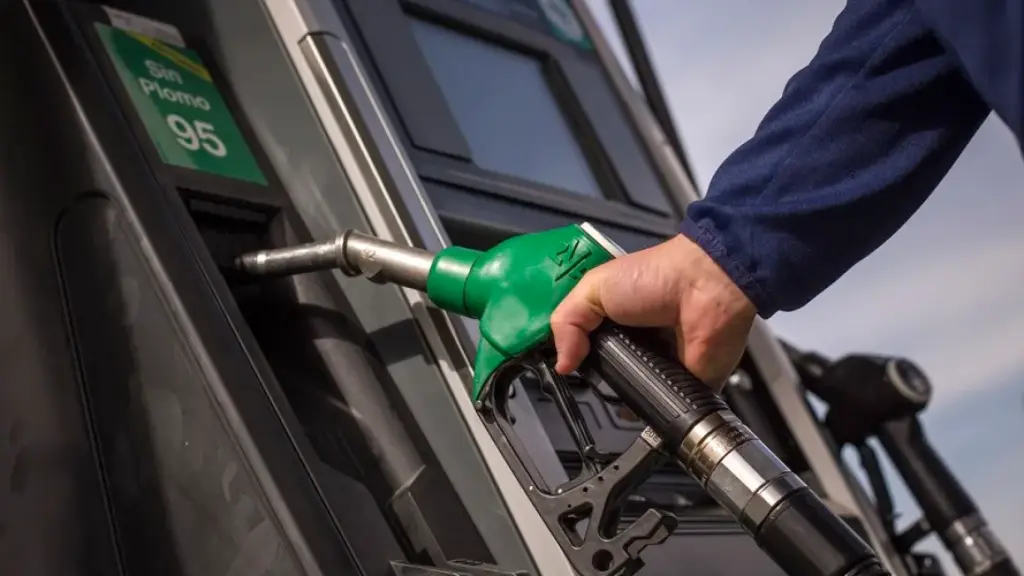 Un hombre repostando en una gasolinera.