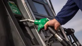 Un hombre repostando en una gasolinera.