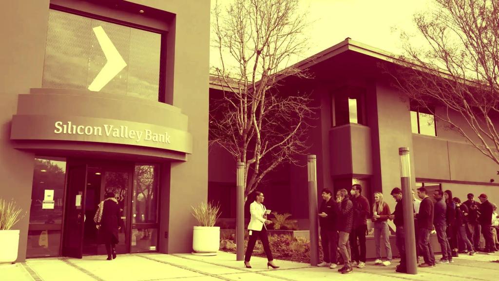 Personas aguardando a la entrada de las oficinas de Silicon Valley Bank.