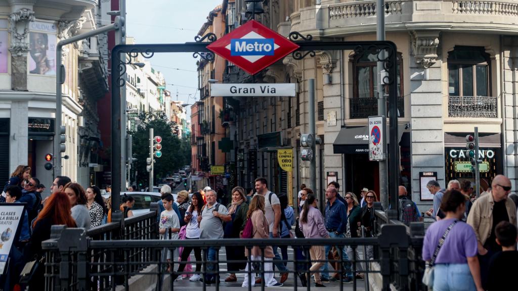 Varias personas caminando en Madrid.