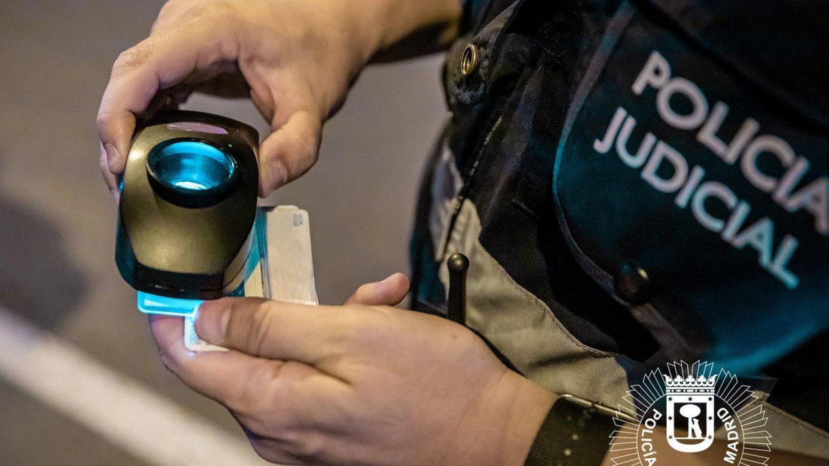 La Policía Judicial con un dispositivo para analizar documentos.