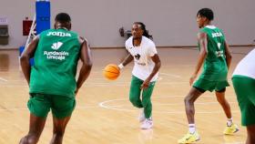 Los jugadores del Unicaja entrenan en Singapur