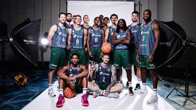 La plantilla del Unicaja posa para las fotos oficiales de la Copa Intercontinental