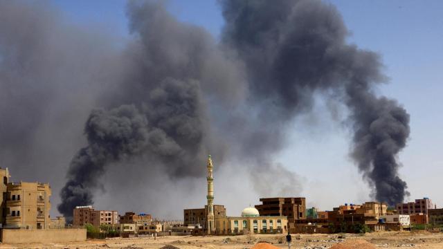 Amplias columnas de humo tras los bombardeos en Jartum, en una imagen de mayo de 2023.