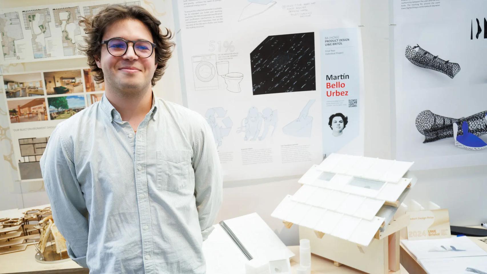 Martín Bello Urbez con un prototipo de su invento