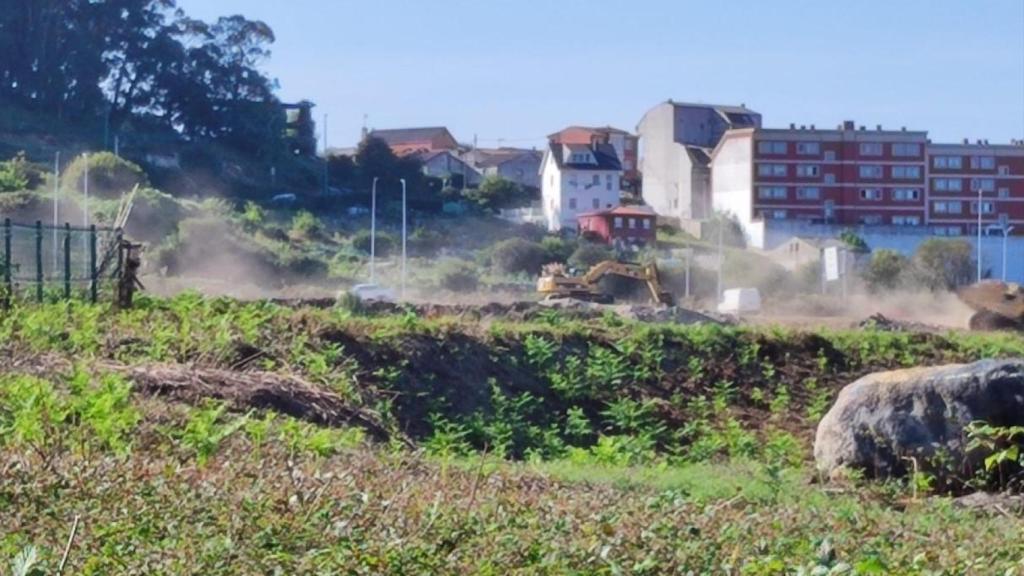 Máquinas terminan de derribar una vivienda en el Sector 2 de Visma.