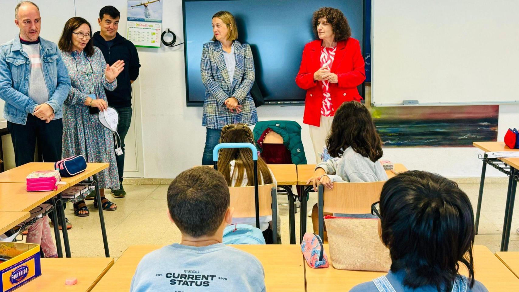 Visita de la alcaldesa de Santiago al CEIP de Roxos.