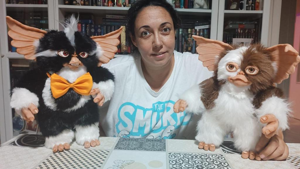 Gema Tacón, entre dos de los muchos 'gremlins' que ha fabricado artesanalmente desde cero.