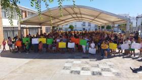 Imagen de las protestas en el colegio de la Puebla de Cazalla.