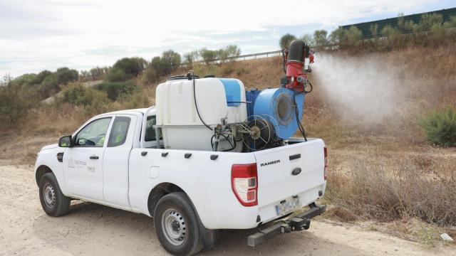 Labores de fumigación en Coria del Río (Sevilla).