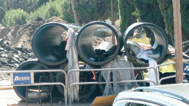 Tuberías en las que duermen las personas sin hogar. EE