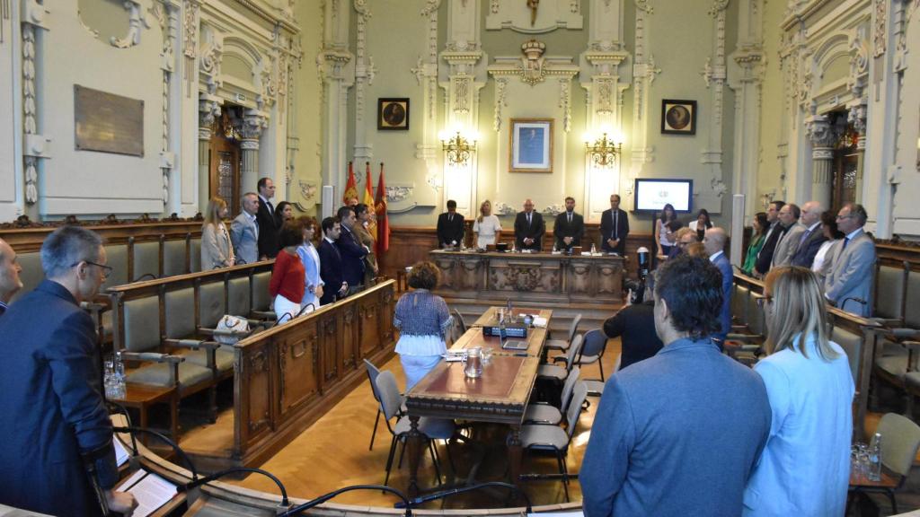 Minuto de silencio por las mujeres asesinadas en el pleno del Ayuntamiento de Valladolid