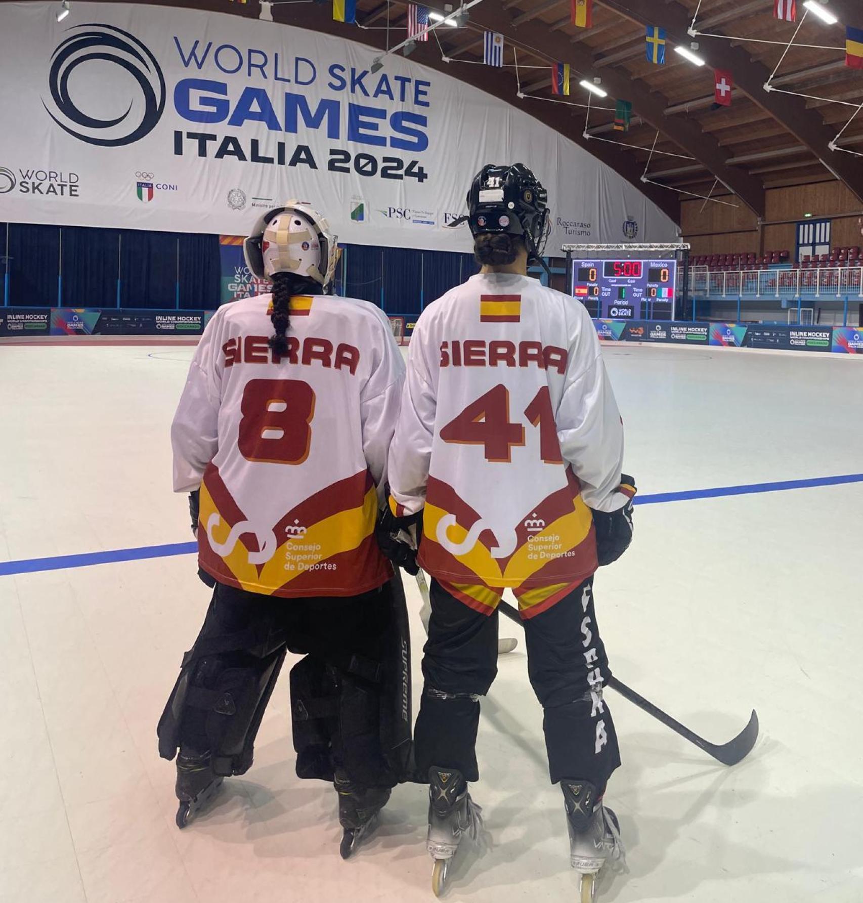 Las hermanas Sierra Paredes con la equipación de la selección española en el mundial de Italia