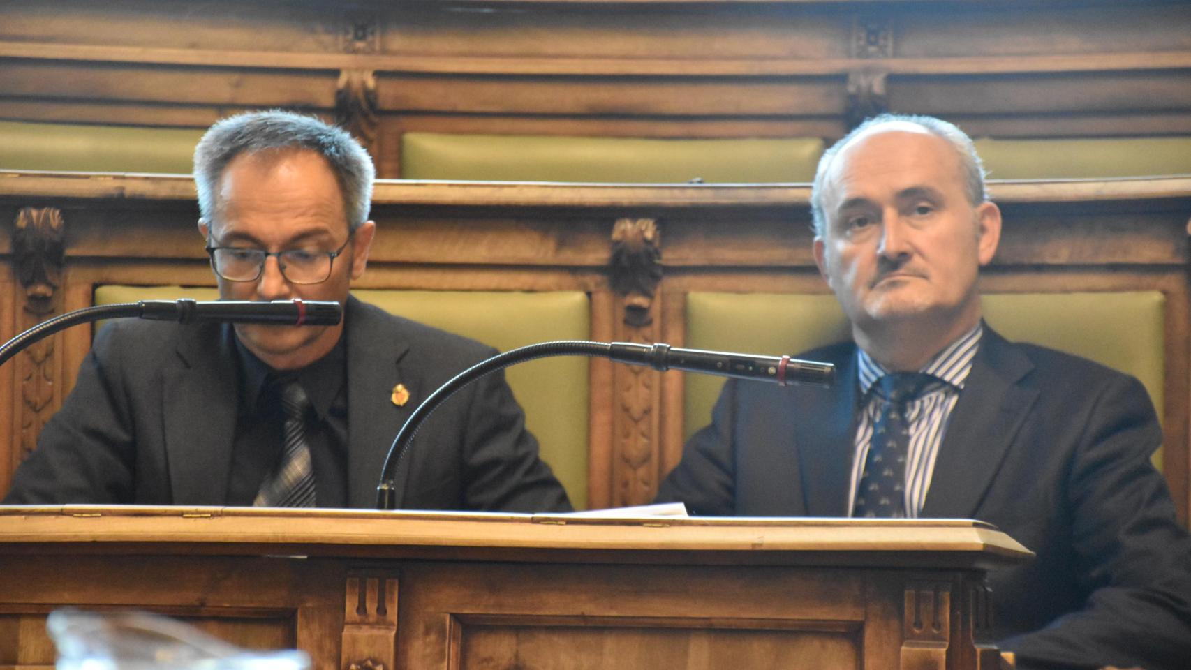 Los concejales de Vox Víctor Martín y Alberto Cuadrado Toquero, en el pleno del Ayuntamiento de Valladolid