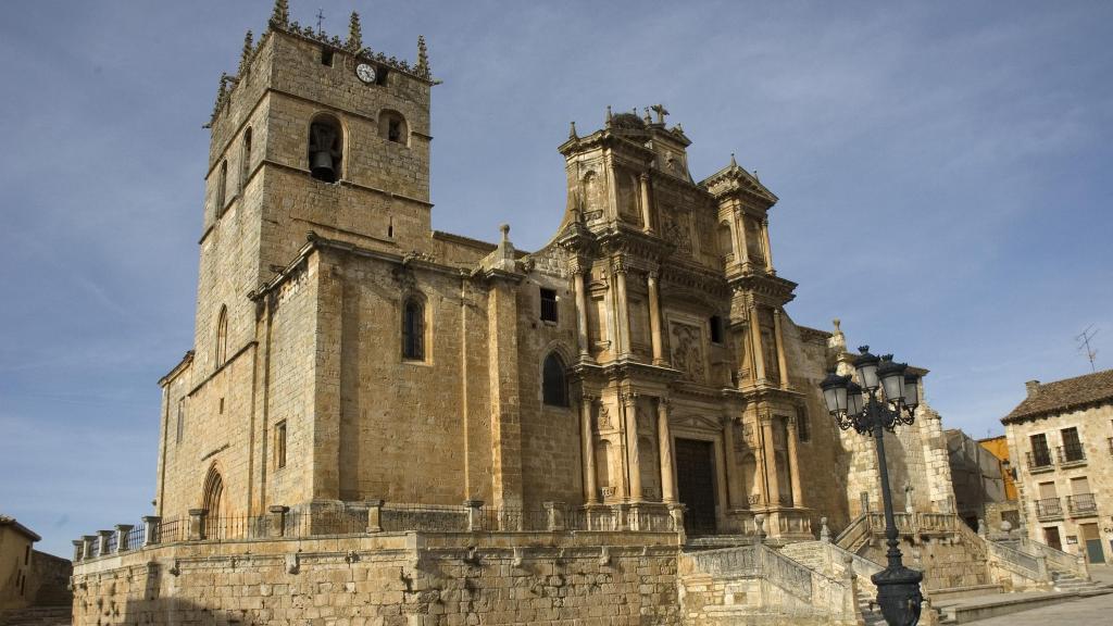 Plaza de la iglesia de Santa María en Gumiel de Izan.