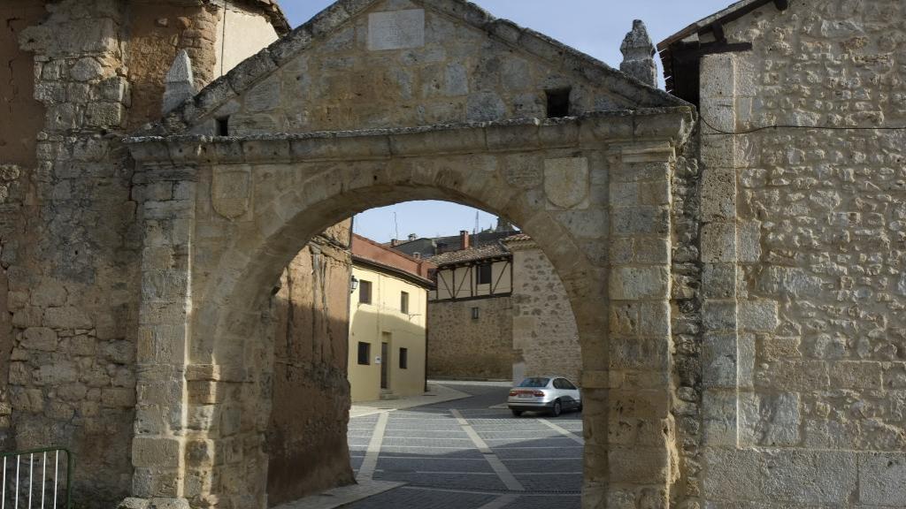 Arco en el casco antiguo de Gumiel de Izan, Burgos.