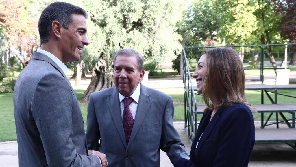 Sánchez junto a Edmundo González y su hija Carlina este jueves en La Moncloa.