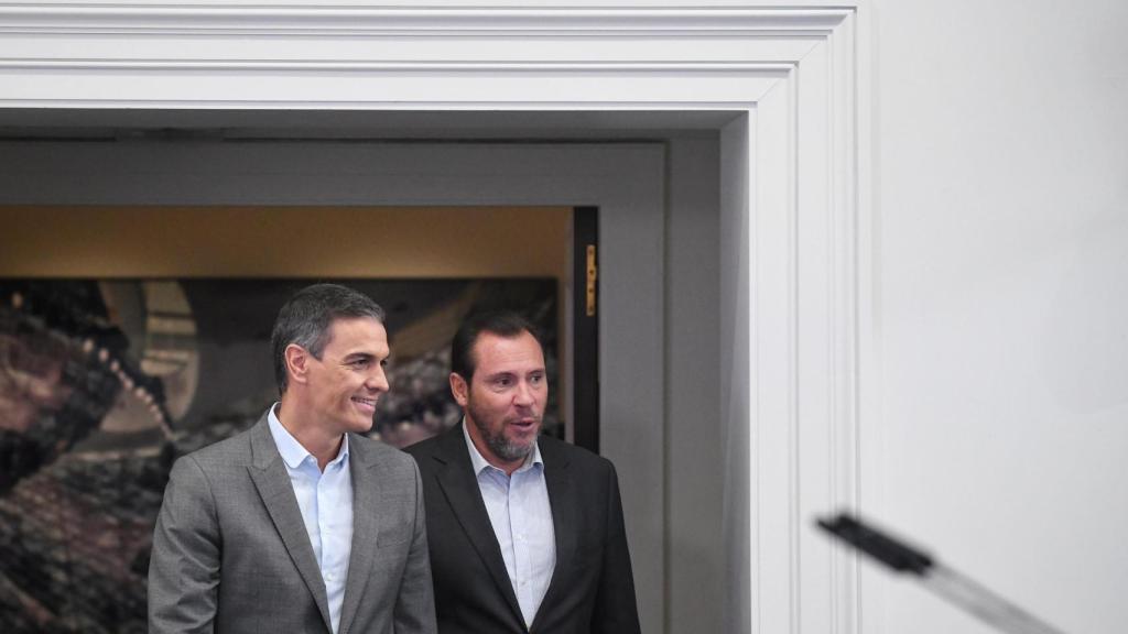 El presidente del Gobierno, Pedro Sánchez (i) y el ministro de Transportes y Movilidad Sostenible, Óscar Puente (d)