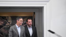 El presidente del Gobierno, Pedro Sánchez (i) y el ministro de Transportes y Movilidad Sostenible, Óscar Puente (d)