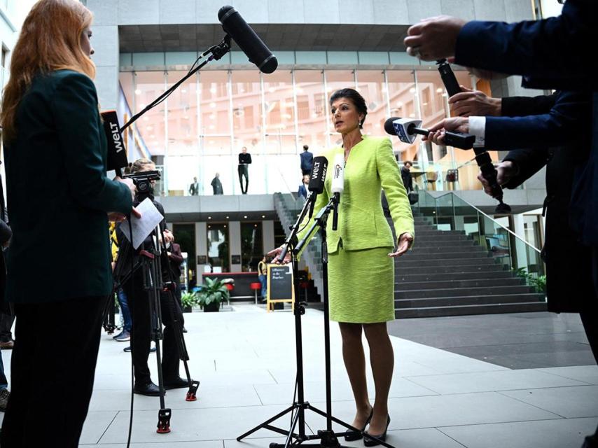 Sahra Wagenknecht frente a la prensa.