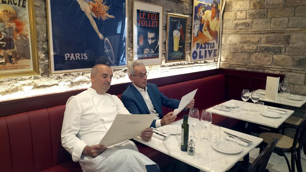 El director del Museu Picasso, Emmanuel Guigon , junto al chef Romain Fornell en el Cafè Pablo.