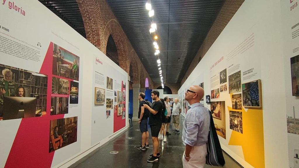 Visitantes en la exposición 'Madrid, Chica Almodóvar'. Foto: Ayuntamiento de Madrid