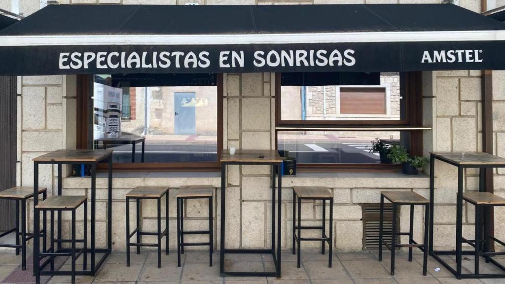 El toldo con el cartel de especialistas en sonrisas