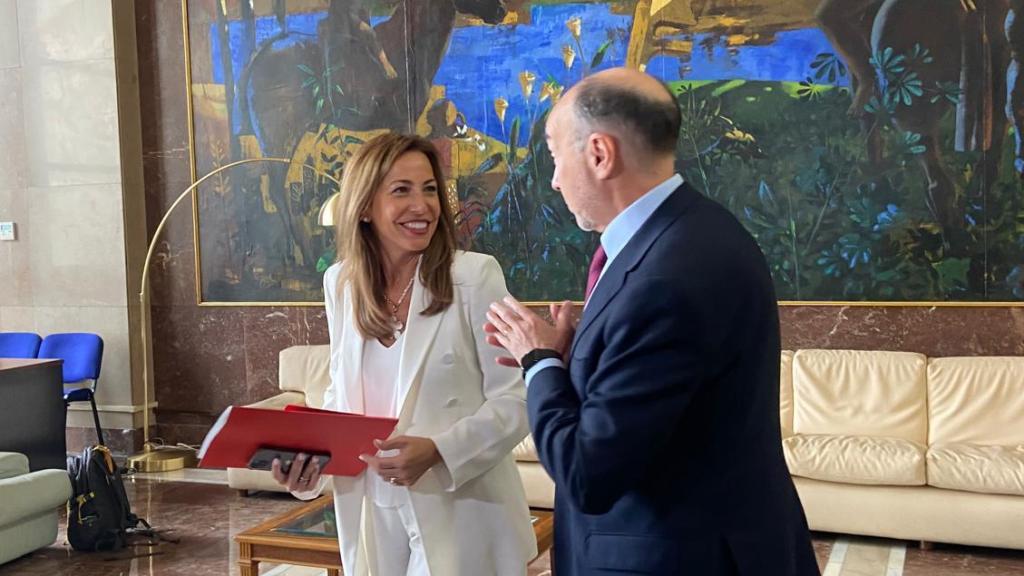 Natalia Chueca y Fernando Beltrán tras la Junta.