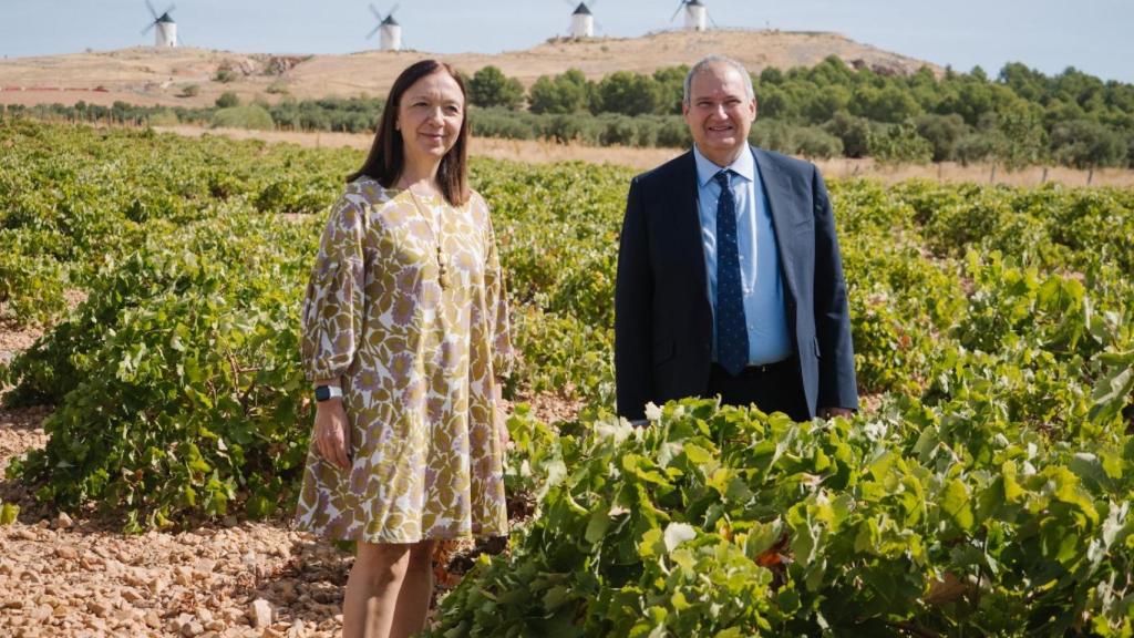 Rosa Melchor y Jordi Hereu, este jueves en un viñedo de Alcázar de San Juan.