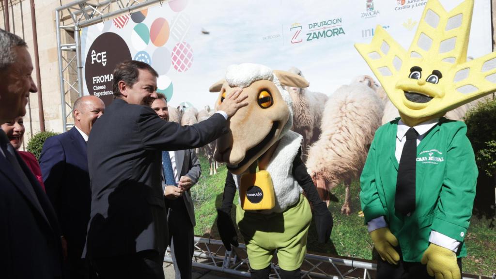 El presidente de la Junta de Castilla y León, Alfonso Fernández Mañueco, inaugura la II edición de la Feria 'Fromago. Cheese Experience 2024', junto al presidente de la Diputación de Zamora, Javier Faúndez.