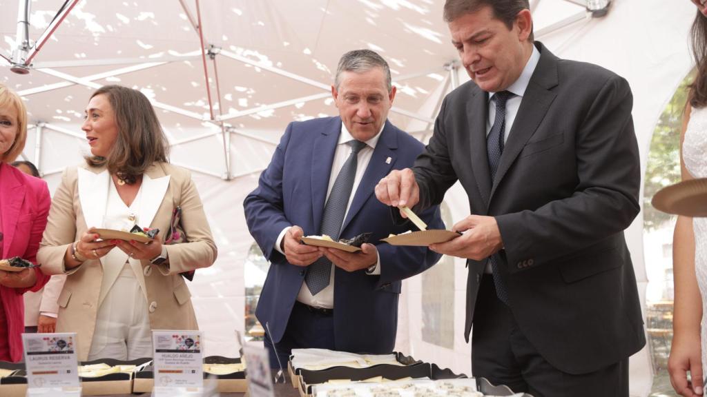 Alfonso Fernández Mañueco, junto al presidente de la Diputación de Zamora, Javier Faúndez, y las consejeras de Empleo y Agricultura en el túnel del queso