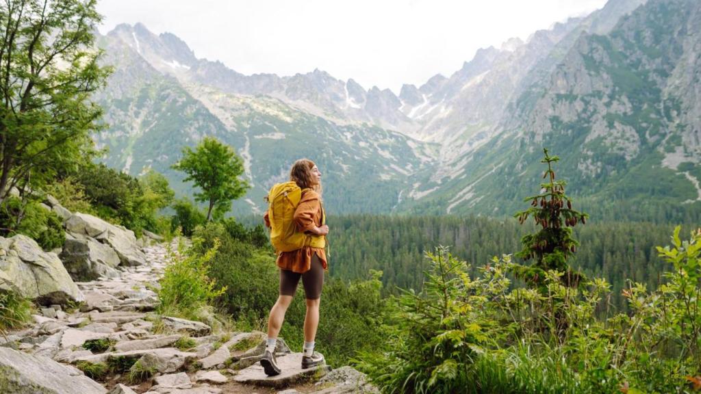 Mujer durante la caminata entre montañas.