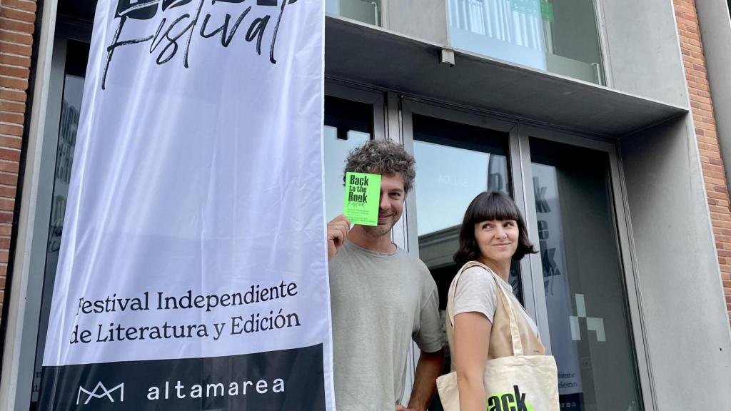 Giuseppe Grosso y Sara Maroto, dos de los tres fundadores de Back to the Book en la Casa del Lector, Matadero