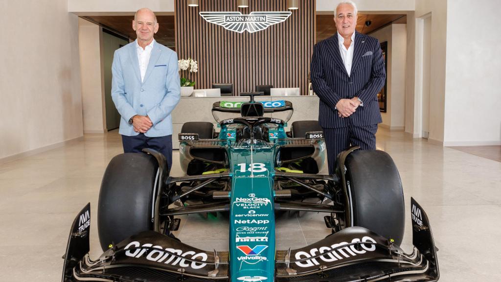 Adrian Newey y Lawrence Stroll, junto al Aston Martin AMR24