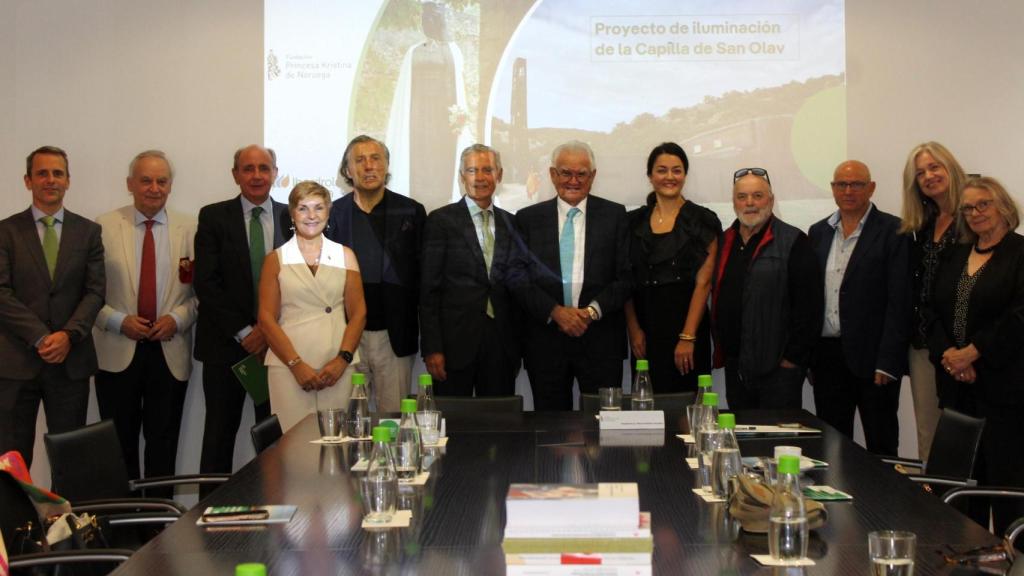 Foto de familia en la firma del convenio para la iluminación de la capilla de San Olav