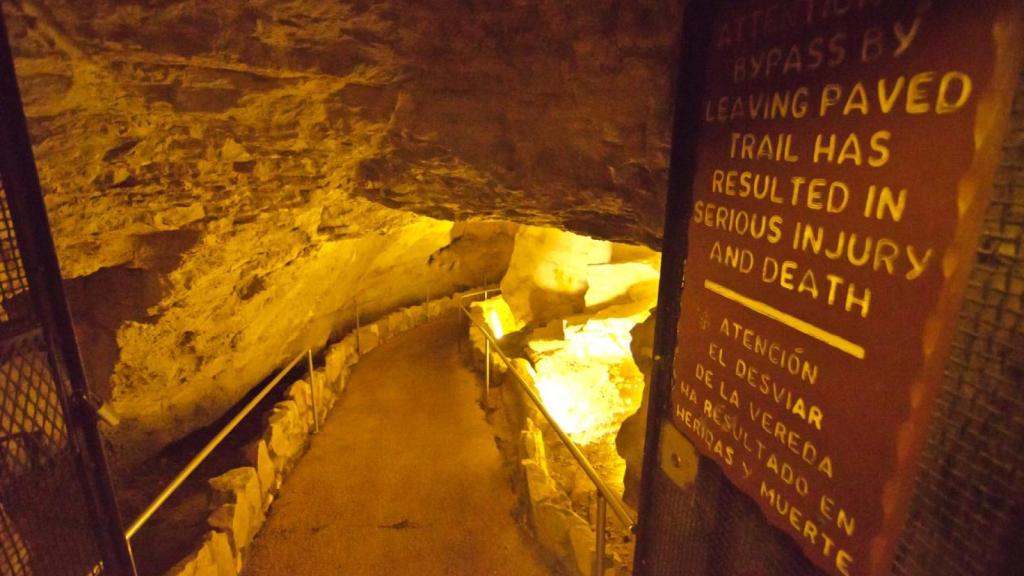 Señales de advertencia en las cavernas de Carlsbad, Nuevo México.