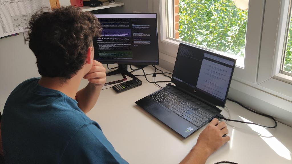 El estudiante, David Cuadrado, programando.