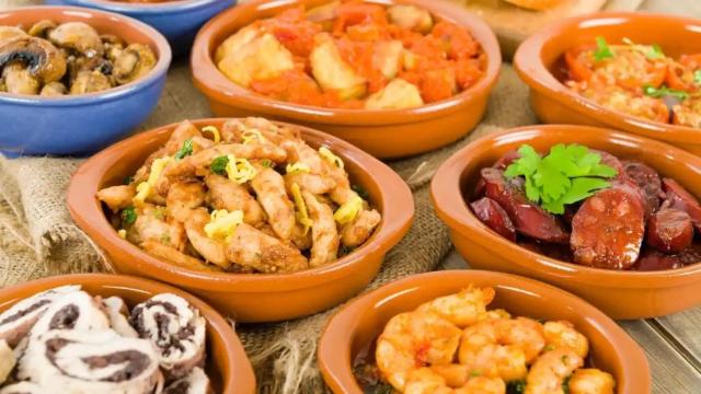 Platos de barro con comida tradicional.