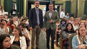 El rector, Juan Manuel Corchado (dcha), junto al concejal de Cultura, Ángel Fernández, reciben a los Erasmus en el Liceo