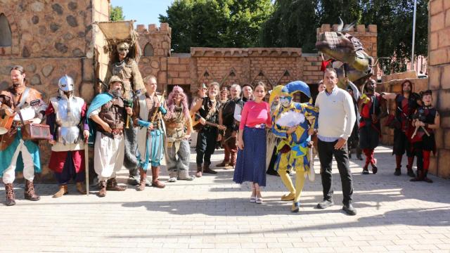 La concejala de Festejos, Carmen Segúin, inaugura el Mercado Medieval de Salamanca