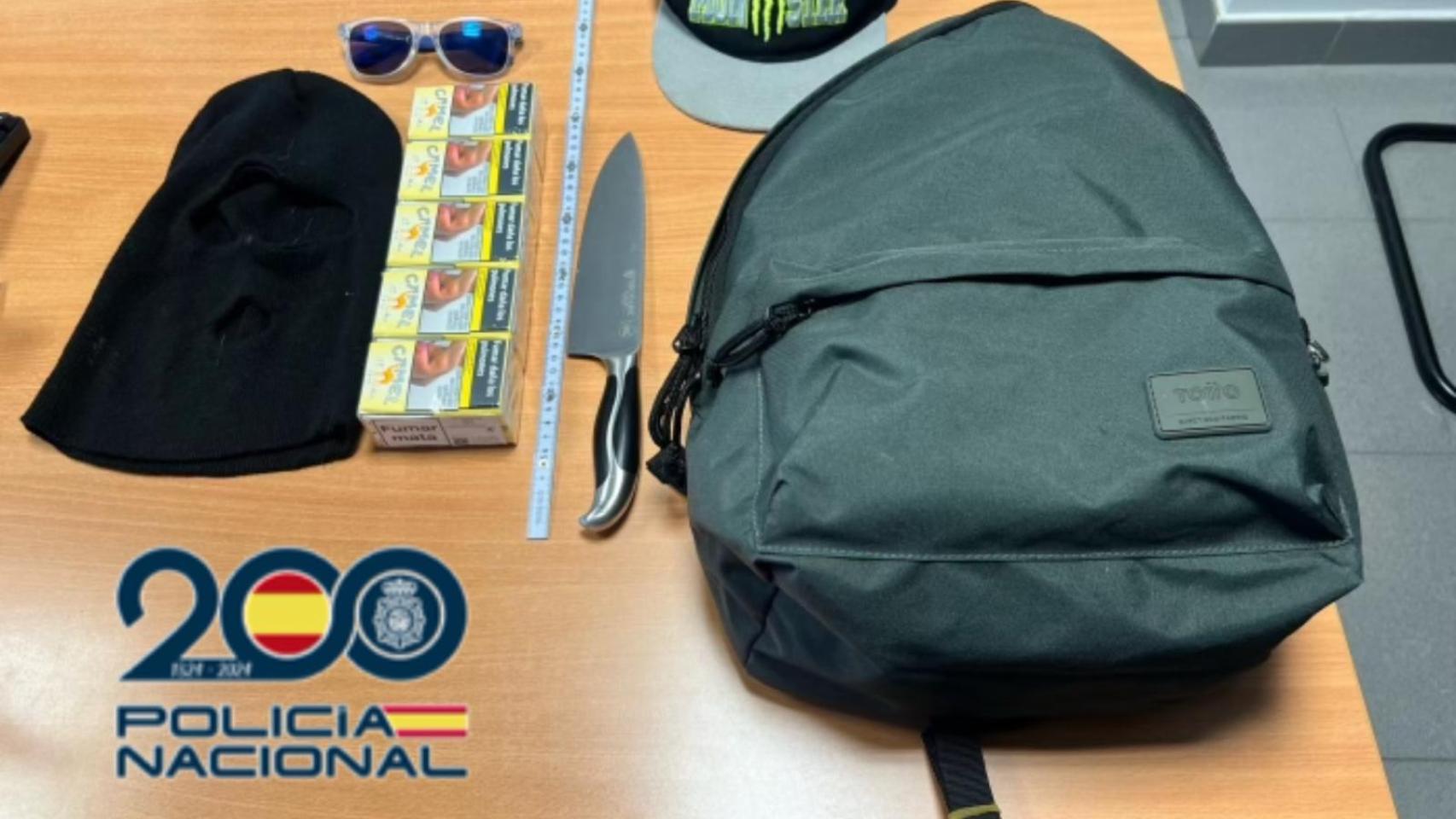 Los enseres incautados al menor que robó con un cuchillo en una gasolinera en Valladolid