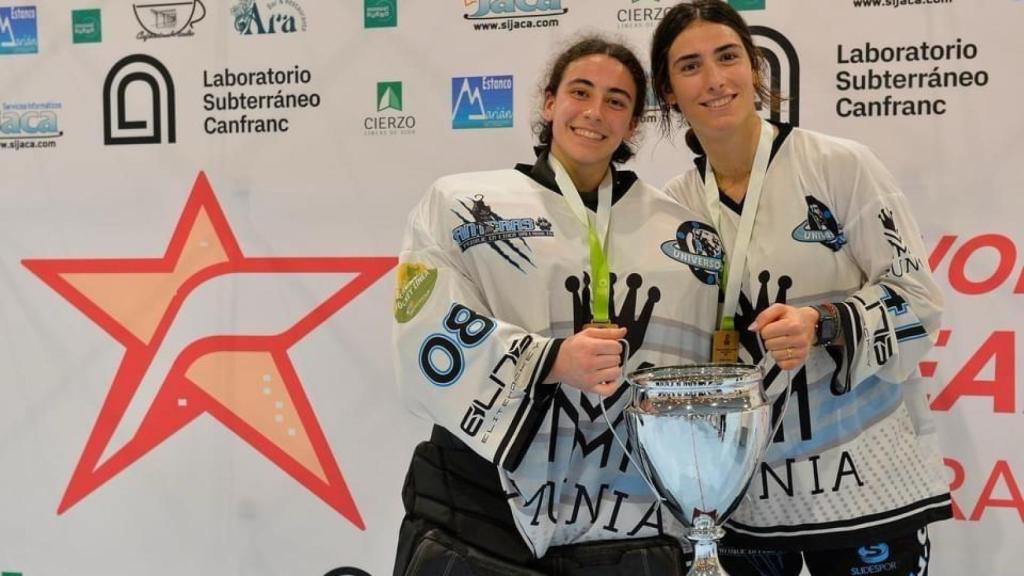 María Sierra Paredes (Izquierda) y Ana Sierra Paredes (Derecha) tras ganar un trofeo con el CPLV Munia Panteras