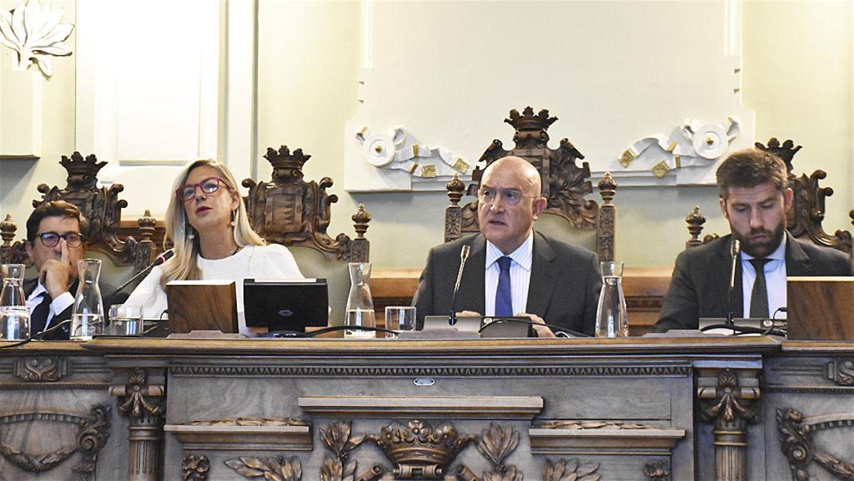 Irene Carvajal, Jesús Julio Carnero y Francisco Blanco durante el pleno del Ayuntamiento de Valladolid